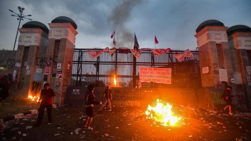 Demo Memanas Hingga Malam, Massa Main Bakar, Lempari Pagar Gedung DPR RI