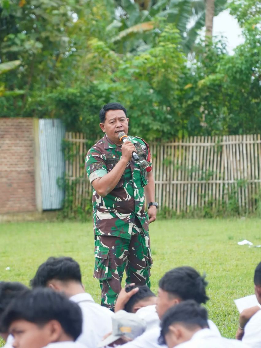 Babinsa Kodim 0207/Simalungun Tanamkan Karakter dan Disiplin Pelajar