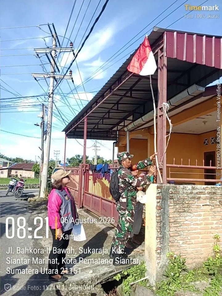 Babinsa Kodim 0207/Simalungun Turun Langsung Ajak Warga Kibarkan Merah Putih
