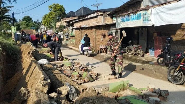 Koramil 05/Serbelawan Bersama Warga dan Berbagai Elemen Masyarakat Gelar Gotroy Pascabanjir di TPU Pasar Bawah