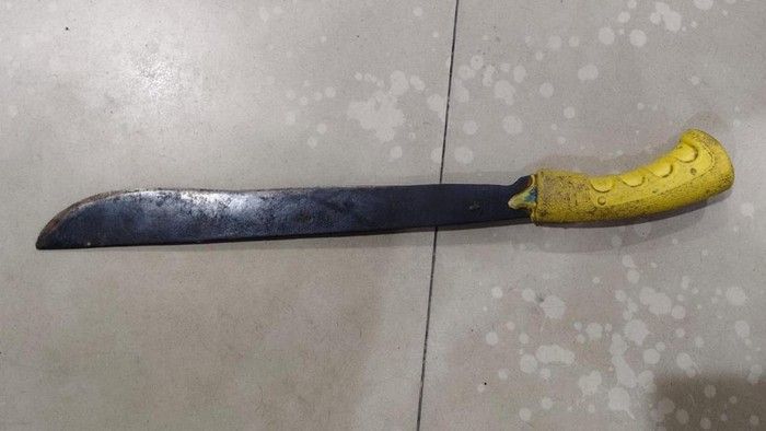 Diduga Gila, Anak Bacok Ayah Kandung