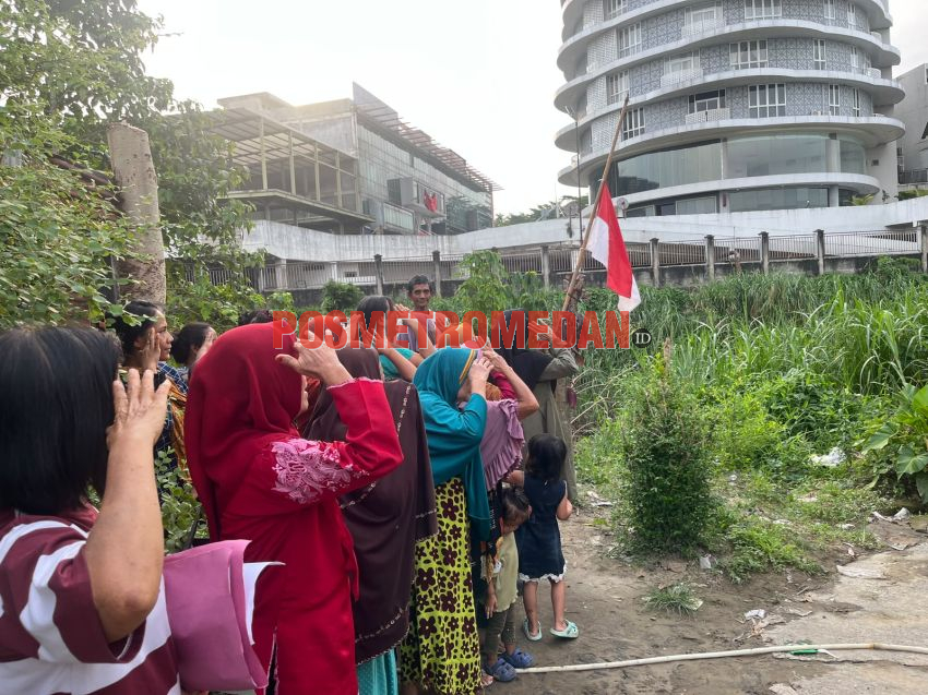 Merasa Belum Merdeka, Warga Kampung Baru Medan Kibarkan Bendera Setengah Tiang