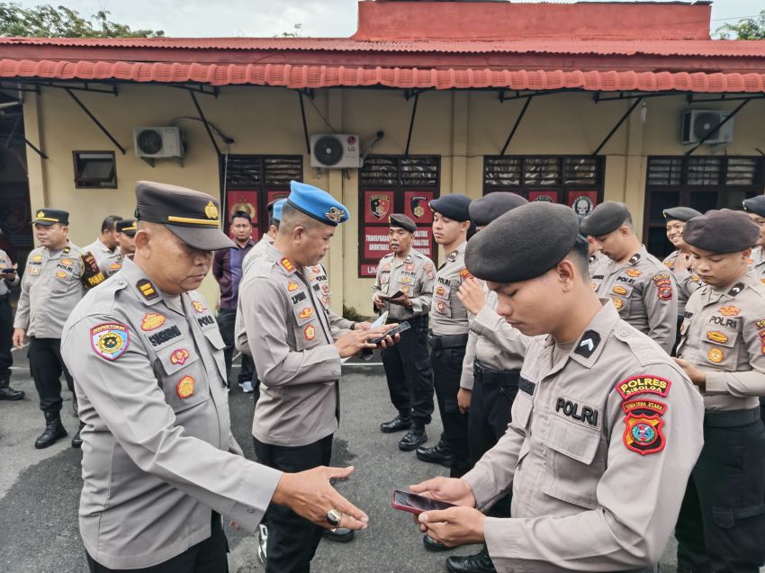 Propam Polres Sibolga Periksa Ponsel Personel, Pastikan Tak Ada Aplikasi Judi Online dan Pinjaman Ilegal