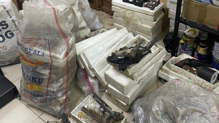 Ratusan Senjata dan Amunisi Ditemukan di Ruang Eks Ketua Yayasan Sekolah, Ada Juga Narkoba dan CD Porno