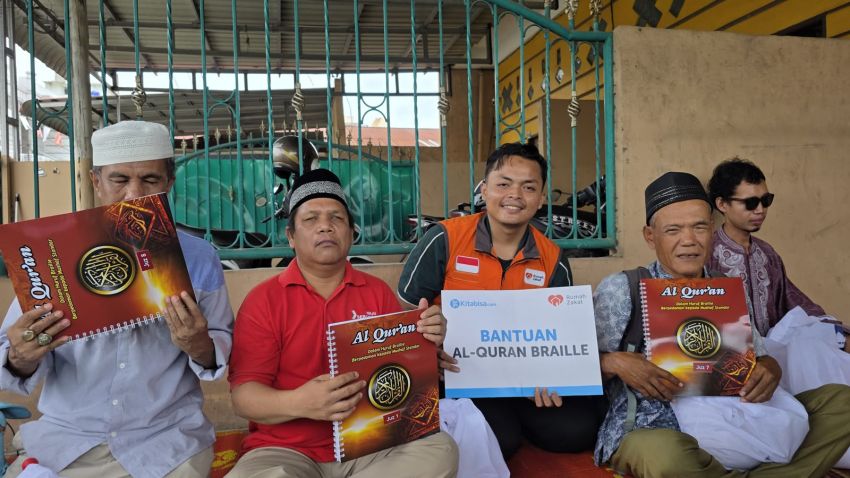 Rumah Zakat Salurkan Al-Qur&rsquo;an Braille untuk Tuna Netra