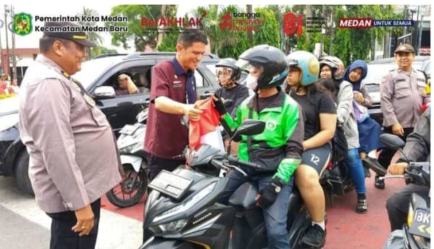 Sambut HUT Ke-81 RI, Camat Medan Baru Frans S.R.H Siahaan S.STP, M.SP Bersama Muspika Bagikan Bendera Merah Putih