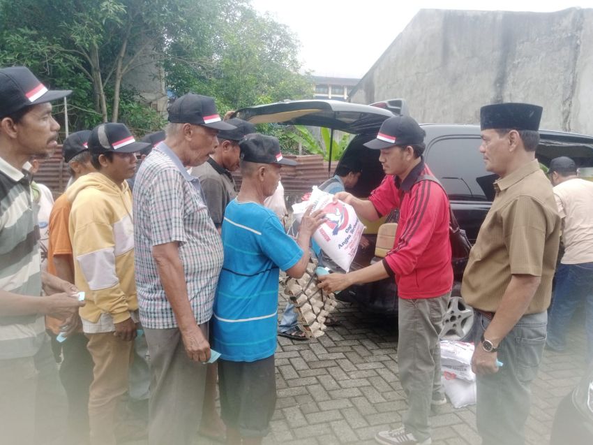 HUT ke-81 RI, M Arif Tanjung Gelar Baksos dan Bagikan Sembako kepada Puluhan Abang Becak