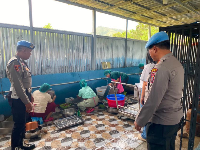 Pastikan Kualitas Program MBG, Propam Polres Tapteng Lakukan Pengawasan Ketat di SPPG YKB Pandan dan Sarudik