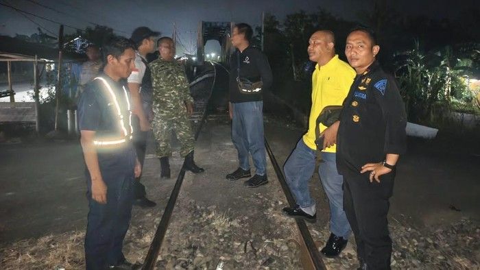 Jalur Rel Sempat Diblokade Warga, 5 Perjalanan Kereta Api Terganggu