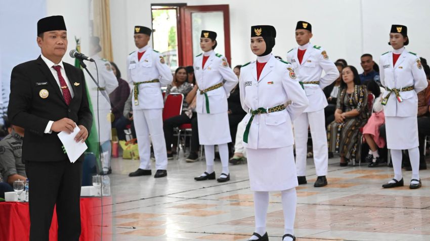 Bupati Humbang Hasundutan Mengukuhkan Paskibraka Kabupaten Tahun 2026