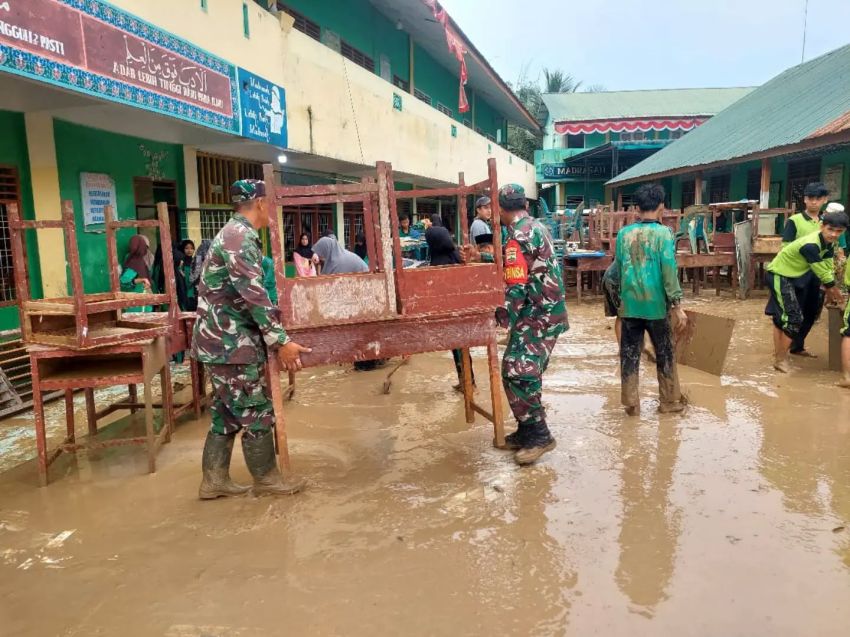 Banjir Surut, TNI-Polri dan Forkopimca Bergerak Cepat Bantu Warga Serbelawan Pulihkan Kondisi