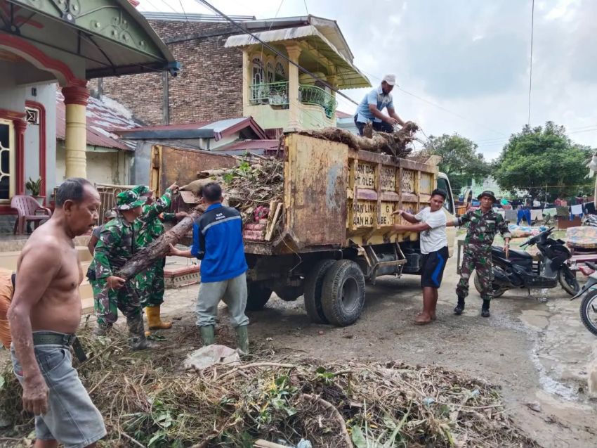 Aksi Gotong Royong Koramil 05/Serbelawan dan Warga Bersihkan Sampah Pascabanjir