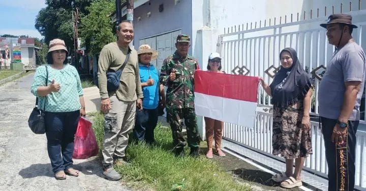 Babinsa Koramil 08/Bangun dan Tiga Pilar Turun ke Jalan, Bagikan Bendera untuk Kobarkan Nasionalisme