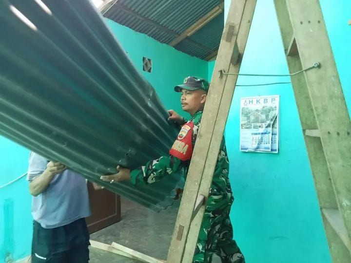 Tak Mau Tinggal Diam, Babinsa di Simalungun Bantu Warga Pulihkan Rumah Usai Diterjang Puting Beliung
