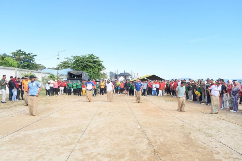 Wali Kota dan Wakil Wali Kota Sibolga Ikuti Lomba Tradisional