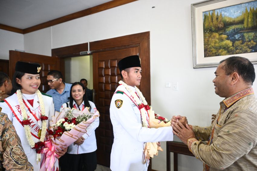 Pj Sekdaprov Sumut Sambut Kepulangan Dua Paskibraka Nasional Asal Toba