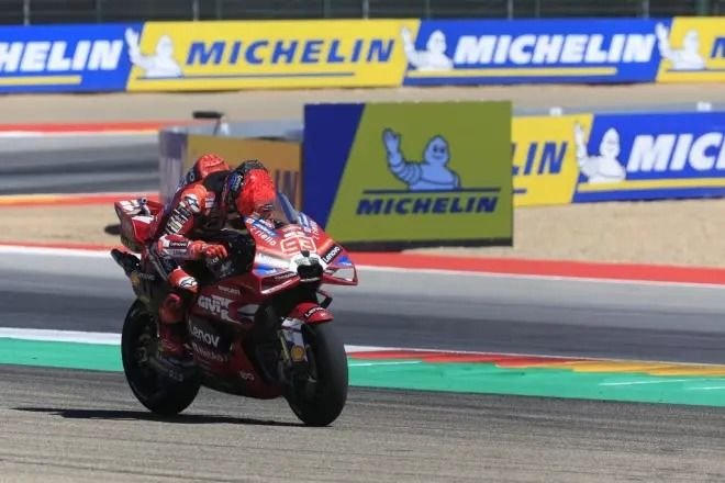 Saling Pepet Sama Bezzecchi, Marquez Juara MotoGP Aragon