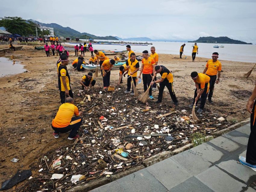 Polres Sibolga Bersihkan Pantai Pelabuhan Lama Kota Sibolga