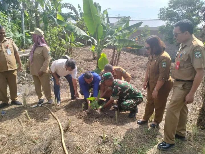 Danramil dan Forkopimcam Siantar Marihat Tanam Pohon di Pinggir Sungai, Dorong Kepedulian Lingkungan
