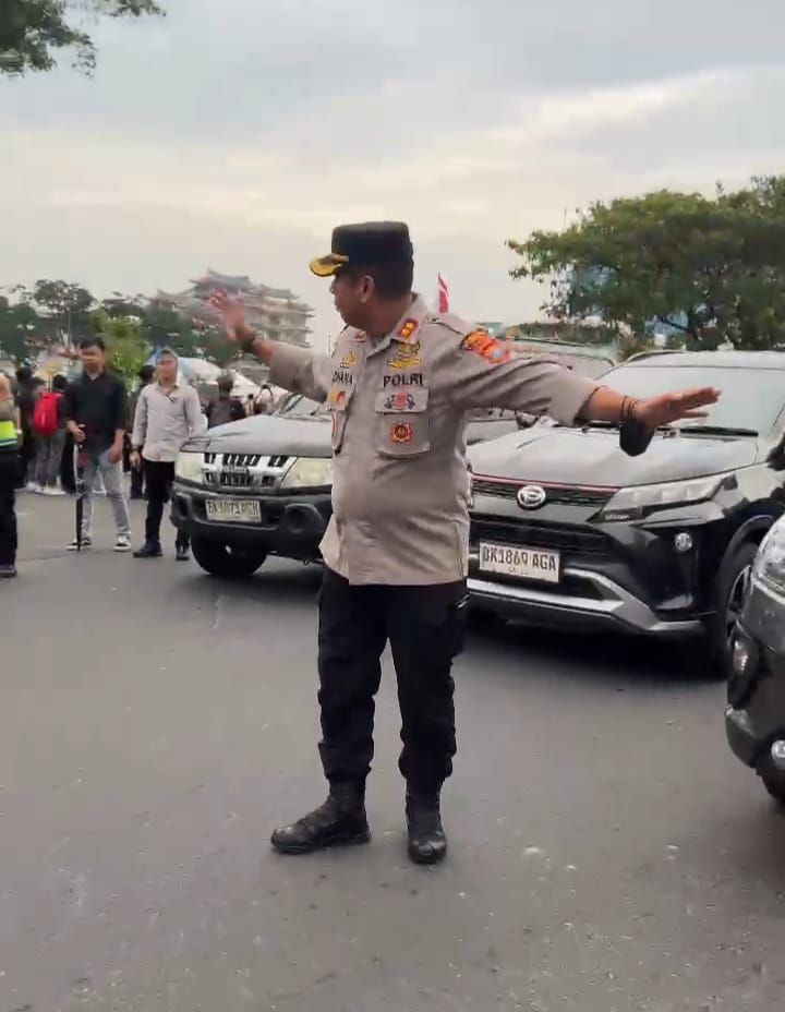 Aksi Humanis Kabag Ops Polrestabes Medan AKBP Dhana Noer Kurniawan SIK MM Saat Atur Lalu Lintas di Tengah Demo Mahasiswa