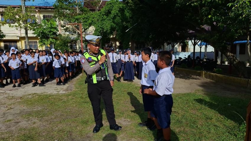 Pelajar di Simalungun Rawan Korban Lakalantas, Satlantas Sosialisasi Risiko Duduk di Atap Angkutan Umum