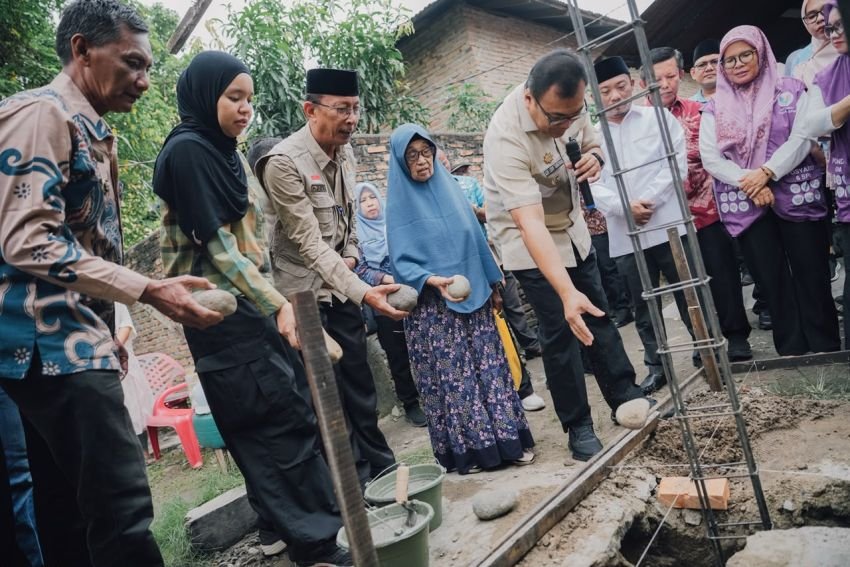 Baznas Bedah Rumah Warga dari Zakat ASN, Bupati Letakkan Batu Pertama