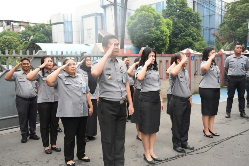 Kakanwil Kemenkum Sumut Serahkan Penghargaan Pegawai Teladan dan Apresiasi Prestasi KI