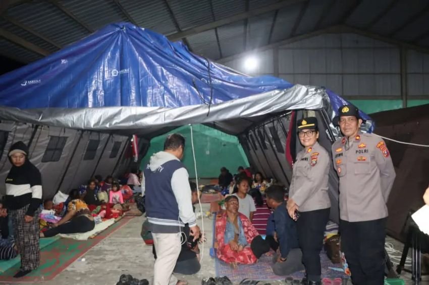 Kapolres Karo Bersama Bhayangkari Salurkan Bantuan ke Warga Pengungsi Gunung Sinabung