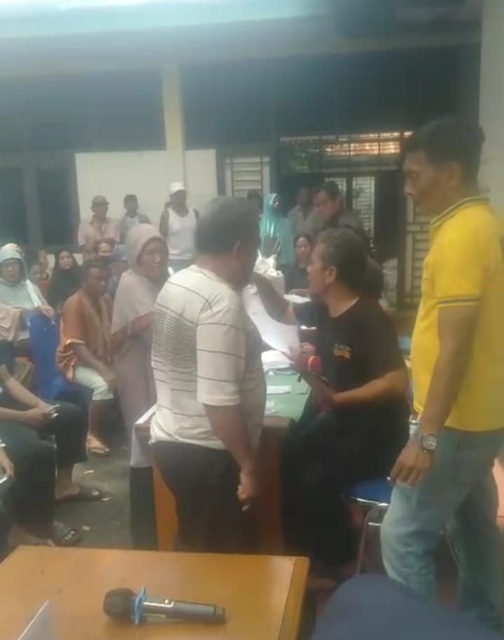 Warga Protes Data Penerima Bansos di Kelurahan Helvetia