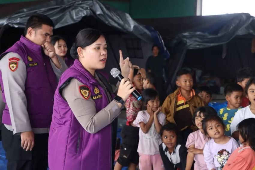 Bagpsikologi Biro SDM Polda Sumut dan Bag SDM Polres Karo Beri Trauma Healing Pengungsi Sinabung