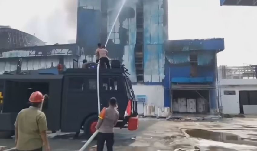Brimob Polda Sumut Tangani Kebakaran di KEK Sei Mangkei