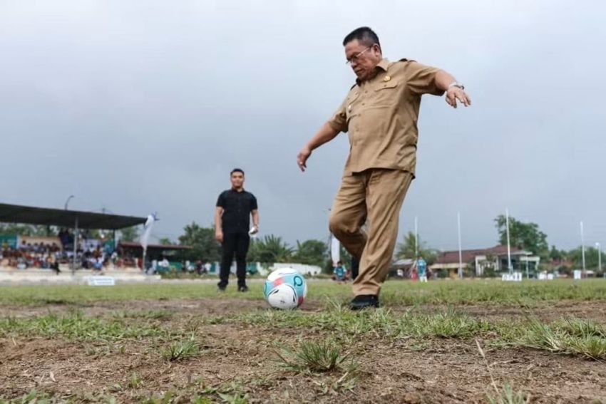 Wesly Silalahi Didampingi Forkopimda Kick Off Kejuaraan Sepak Bola Antar Pelajar SMA/Sederajat
