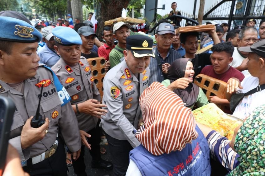 Personel Polrestabes Medan Tunjukkan Sisi Humanis Pasca Aksi Demo KBPBI