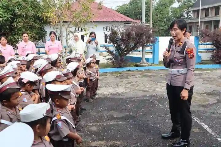 Sat lantas Polres Dairi Sapa Anak TK Kemala Bhayangkari, Kenalkan Tertib Berlalu Lintas Sejak Dini