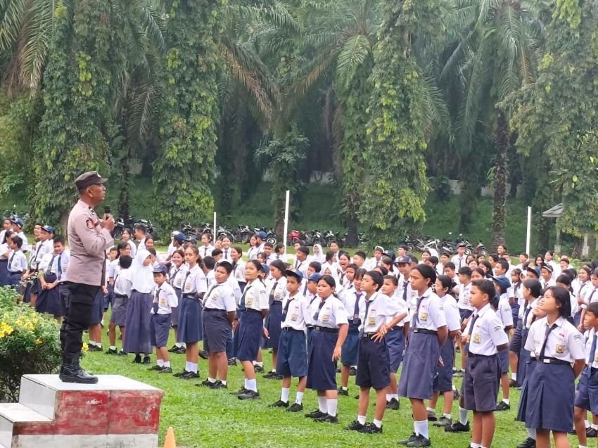 Polsek Silou Kahean Beri Edukasi Lalu Lintas dan Bahaya Narkoba ke Siswa SMP Negeri 1