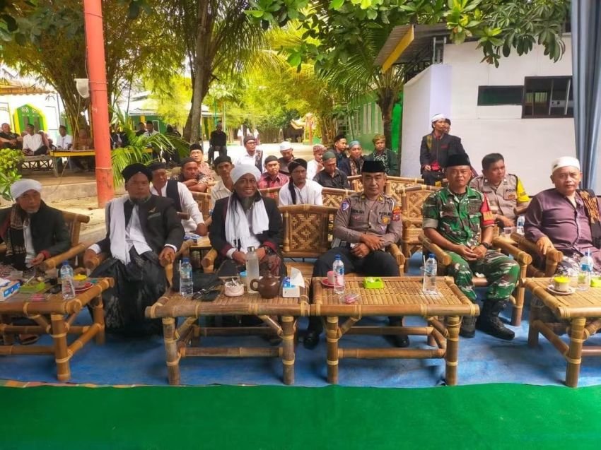 Wakili Kapolsek, Panit Lantas dan Bhabinkamtibmas Tanah Jawa Hadiri Peringatan Maulid Nabi di Ponpes Daaruttauhid Ahlillah