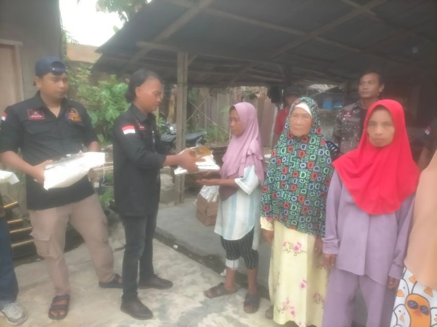 Ketua PAC Satgas GRIB Jaya Hinai G Sena Gurky Sembiring Berikan Bantuan Beras dan Minyak Makan