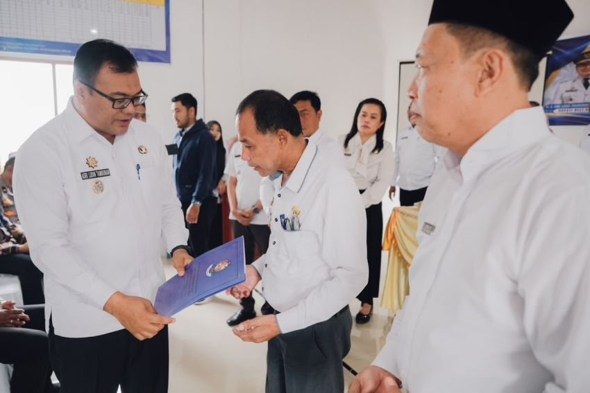 Asri Ludin Aktifkan Kembali Kades Rugemuk, Berhentikan Kades Timbang Deli