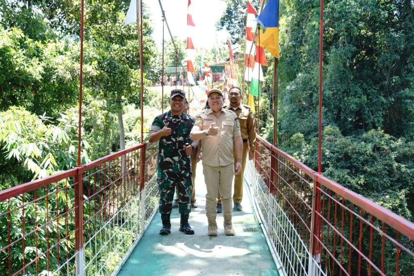Bupati Pakpak Bharat Bersama Dandim 0206 Resmikan Jembatan Gantung Cubancer