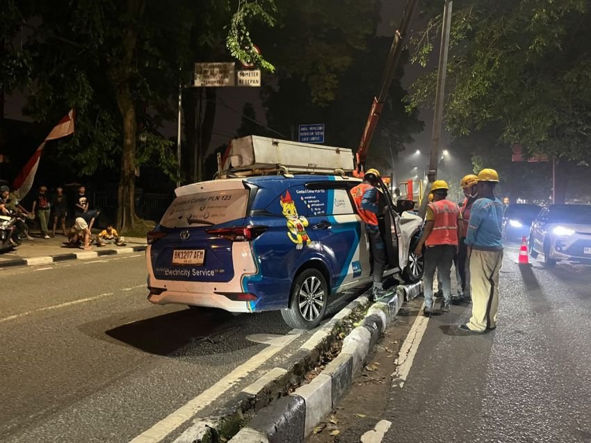 Mobil PLN Hantam Tiang Listrik di Jalan Suprapto, Bagian Depan Hancur