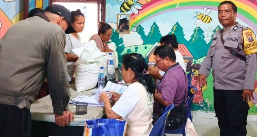 Bhabinkamtibmas Polsek Siantar Utara Monitoring Pembagian Banpang Beras Kepada Masyarakat