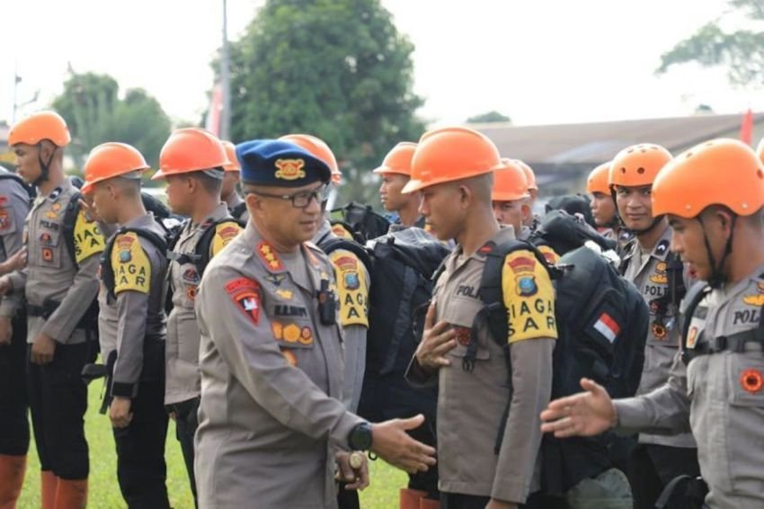 Peduli Dampak Erupsi Sinabung, Brimob Polda Sumut Siram Jalan yang Tertutup Abu Vulkanik