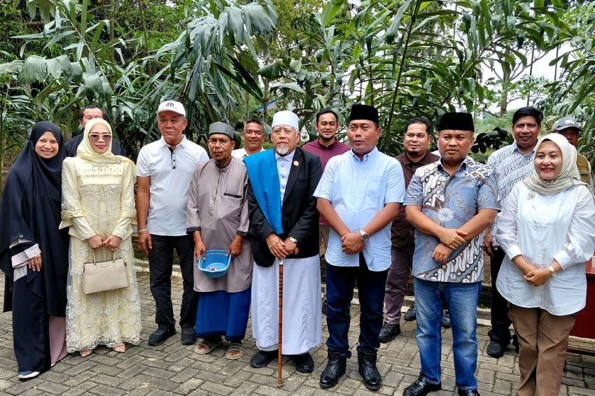 Perkuat Ketahanan Pangan, Wabup Lom Lom Suwondo Dorong Pesantren Al-Hidayah Kembangkan Bawang Merah