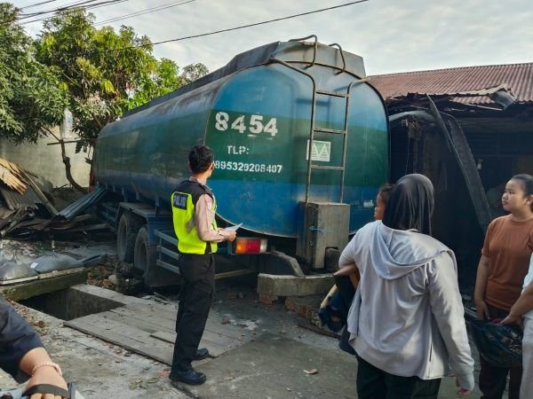 Diduga Sopir Mengantuk, Truk Tangki Seruduk Rumah Warga