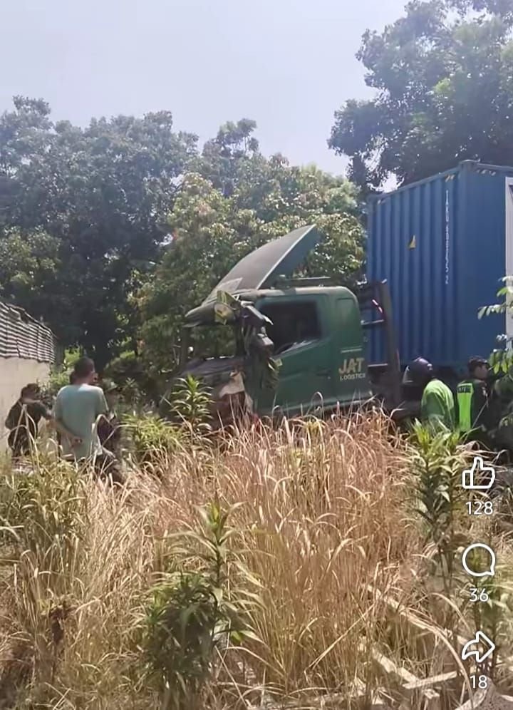 Truk Kontainer Nyungsep ke Kuburan, Sopir dan 4 Cewek Penumpangnya Luka