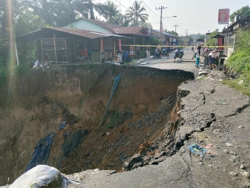 Ruas Jalan Provinsi Di Tiga Juhar Putus Total, Sejumlah Aktivitas Lumpuh