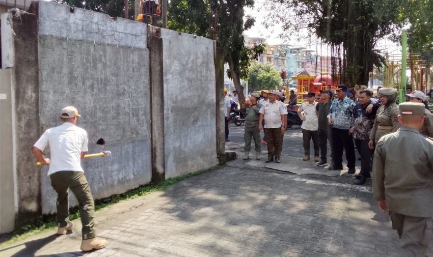 Sat Pol PP Binjai Bongkar Bangunan Liar di Halaman Masjid An Nur