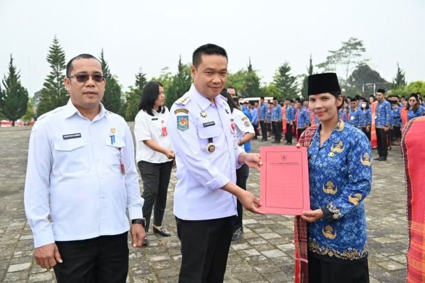 Bupati Humbahas Serahkan SK Perpanjangan PPPK Paruh Waktu