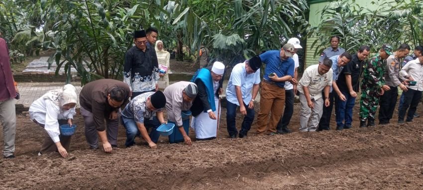 Anggota DPR RI Sugiat Santoso Apresiasi Ponpes Al Hidayah Sei Mencirin Tanam 20 Hektar Bawang Merah