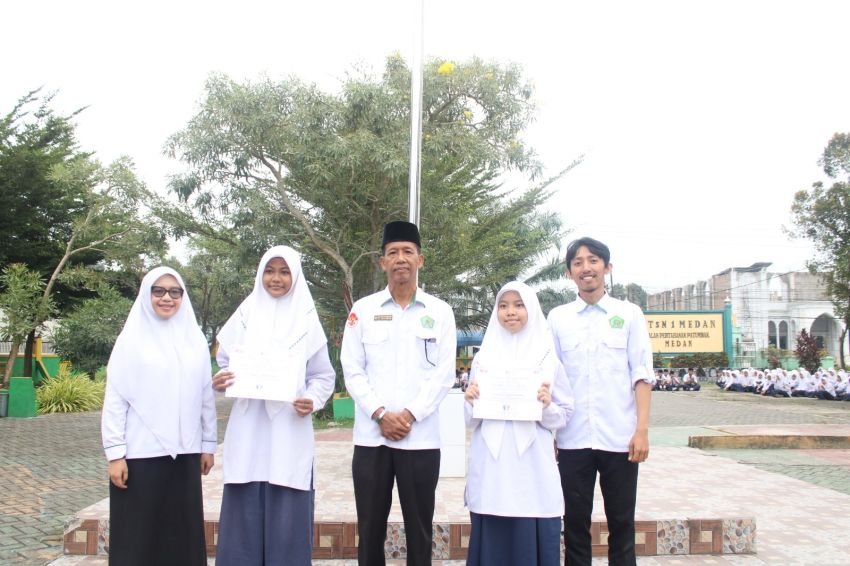 Dua Siswi MTsN 1 Medan Raih Peringkat 1 Nasional di Ajang Merdeka Essay Award 2026